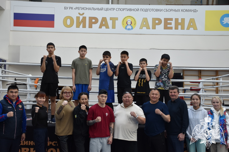 Спортсмен-росгвардеец провел утреннюю зарядку в Элисте