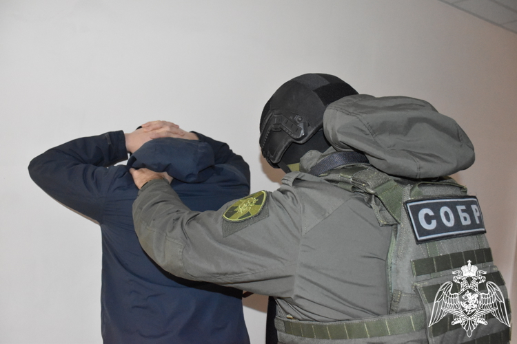 Силовую поддержку полицейским при задержании мошенника оказали росгвардейцы в Калмыкии