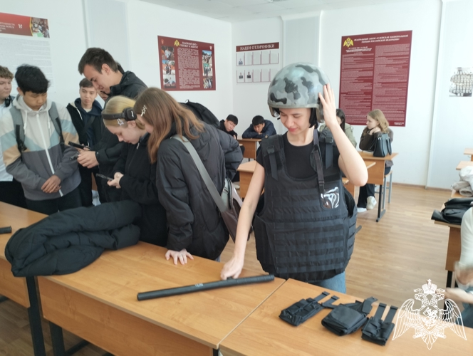 Росгвардейцы провели познавательное мероприятие для старшеклассников в Калмыкии