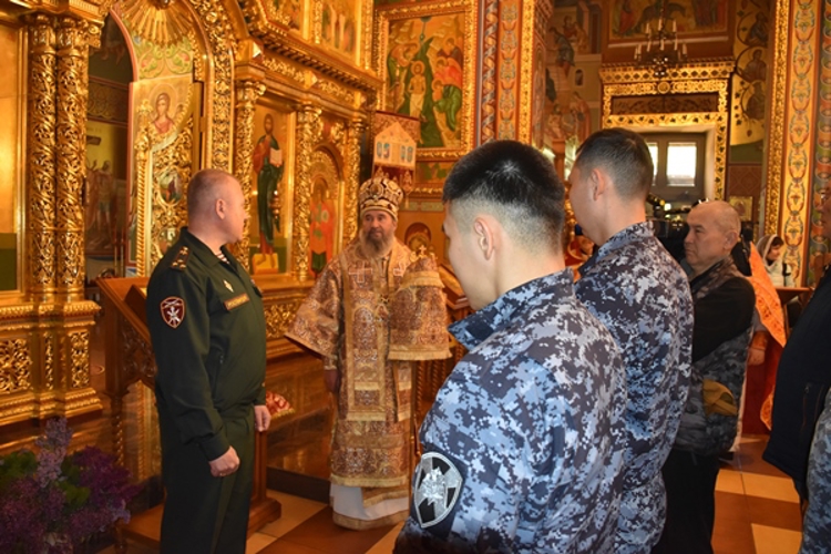 Маскировочные сети передали прихожане православного храма бойцам Росгвардии в Калмыкии