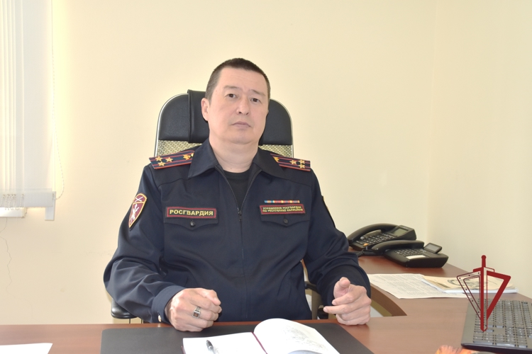Росгвардейцы провели прямую линию по вопросам оборота оружия в Элисте