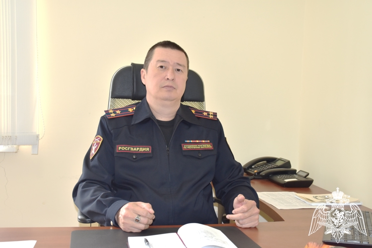 Росгвардейцы провели прямую линию по вопросам оборота оружия в Элисте