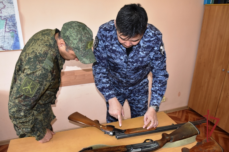 Добровольно сданное охотничье оружие передали в зону СВО росгвардейцы в Калмыкии