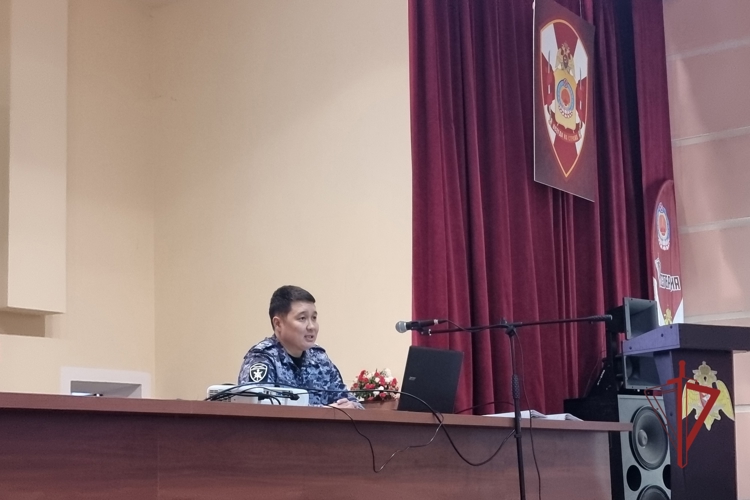 Тематический час памяти, посвященный началу Сталинградской битвы, провели росгвардейцы в Элисте