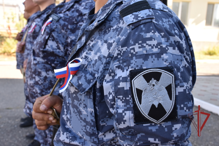 Росгвардия провела тематическое мероприятие в Калмыкии ко Дню Государственного флага Российской Федерации