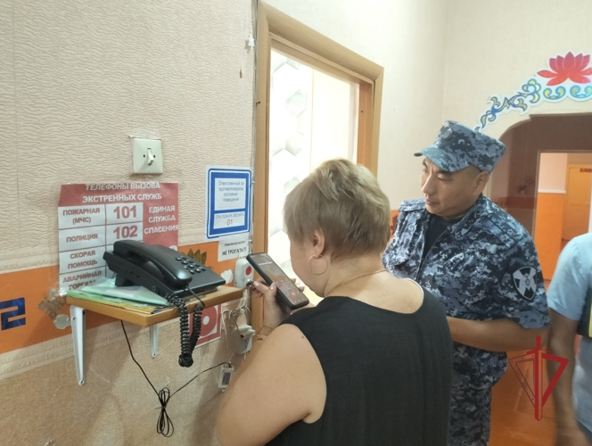 Росгвардейцы проверяют образовательные учреждения на готовность к учебному году в Калмыкии