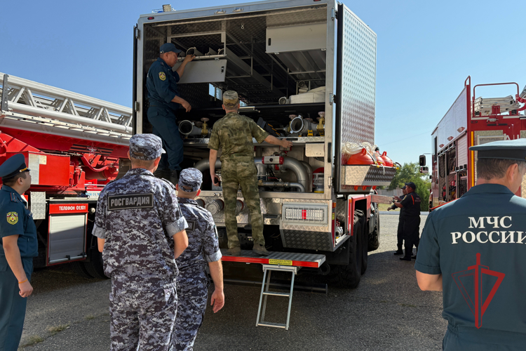 Сбор специалистов пожарной охраны Южного округа Росгвардии прошел в Калмыкии